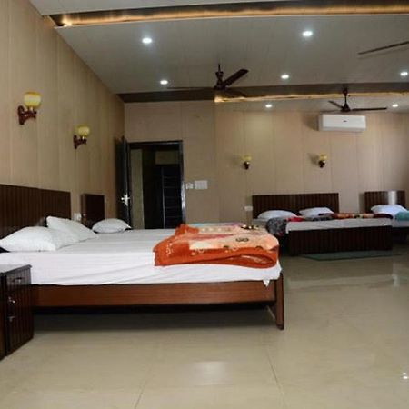 Krazy Hotel Haldwāni Esterno foto