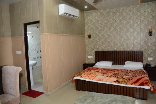 Krazy Hotel Haldwāni Esterno foto